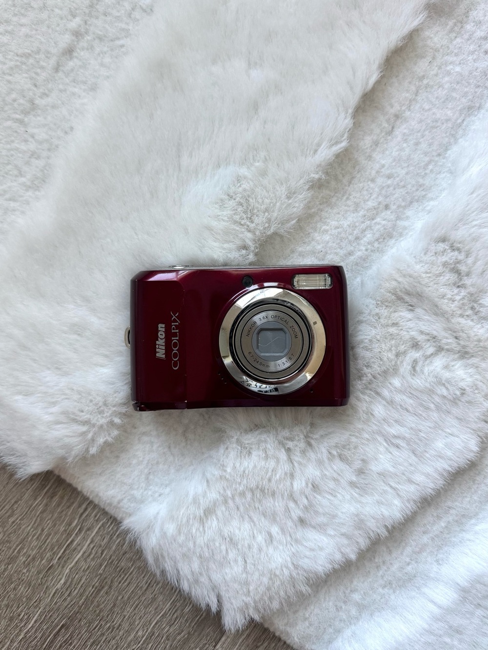 Nikon Coolpix L20 Digital Camera in Red